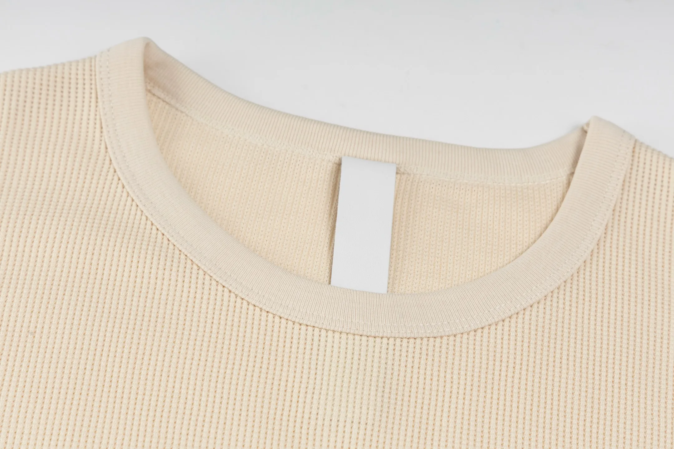 🅿️280 [Exclusive supply] CH Crow Heart Sanskrit Embroidered Waffle Short Sleeve (Apricot) The fabric is made of high-quality 230G cotton terry fabric, which is known for its clear lines and soft and delicate texture. Its waffle design not only enhances the visual effect, but also improves the breathability of the fabric. The embroidery patterns on the short sleeves are completed through fine handcrafts. In terms of craftsmanship, this short sleeve uses a special weaving machine to ensure the lightness and comfort of the fabric. The six prints on each piece of clothing have been tested through 3D electronic scanning to restore the details and ensure the clarity and fineness of the print. In addition, the overall fit of the clothes is loose and suitable for both men and women, providing a casual yet fashionable style. Size:S/M/L